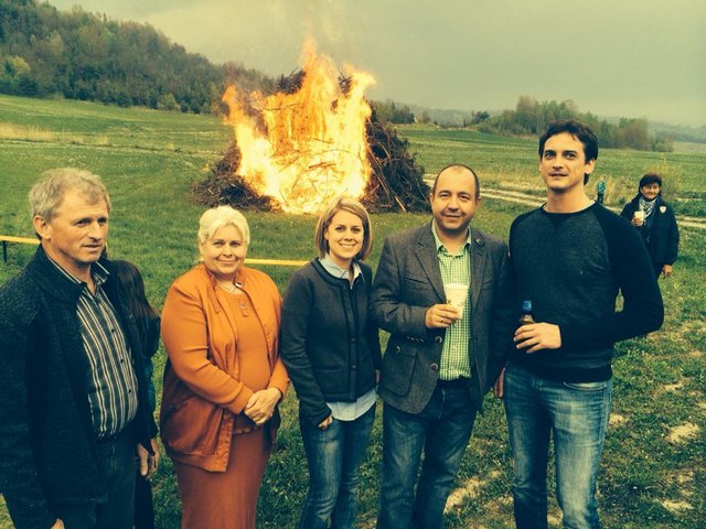 WK-Chef Peter Kalcher beehrte Vize-Bgm. Eswald Bramauer und sein Team beim Osterfeuer. | Foto: Cescutti