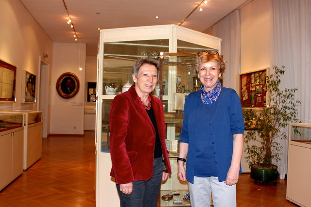 Direktorin Maria Ettl (l.) bedankt sich bei Julika Becker für ihren Einsatz für das Bezirksmuseum.