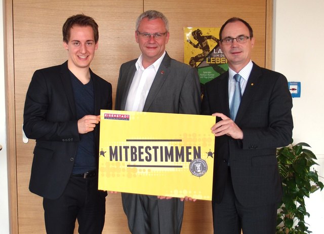Stellen das Programm vor: Jugend-GR Christoph Schmidt, Bürgermeister Thomas Steiner und LHStv. Franz Steindl