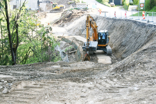 Oberhalb von Ampass wird schon an der neuen Umfahrung gebaut, der Verkehr wird bis zum 5. Mai noch zweispurig geführt.