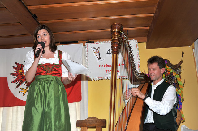 Steffi singt Gstanzl über Organisation des Harfentreffens mit Peter Kostner an der Harfe.
