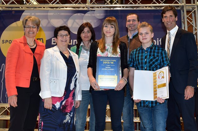 Landesrätin Petra Bohuslav (links) und Landesschulinspektor Gerhard Angerer (rechts) überreichen der Aschbacher Schule die Auszeichnung. | Foto: privat