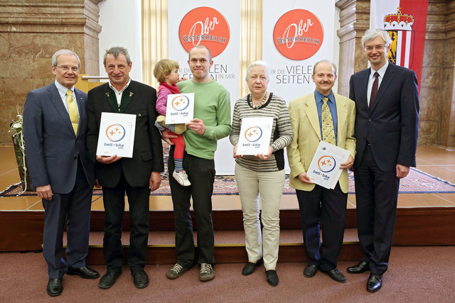 Zertifikatsüberreichung im Steinernen Saal des Linzer Landhauses (von links): OÖ-Tourismus-Vorstand Karl Pramendorfer, Max Kasper (Ramlhof), Stefan Greiner (GH Greiner), Brigitte Neumann (Pension Mühlblick), Christian Eisner (Hotel Bergkristall) und Landesrat Michael Strugl. | Foto: Foto: Land OÖ/Dedl