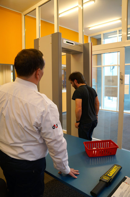Sicher ist sicher. "Man muss vorsichtig sein, denn hineinschauen kannst du in keinen", so der Security-Mitarbeiter. | Foto: Grobner