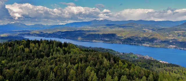 Wörthersee - Blickrichtung Velden, hinten links der Dobratsch, Mitte- die Gerlitze