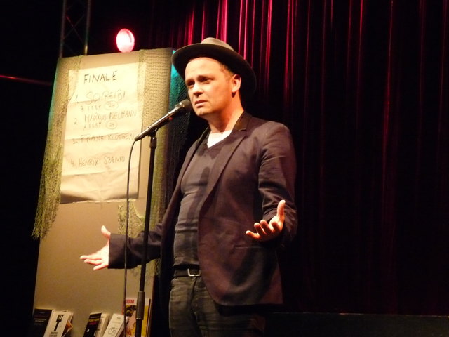 Hobby-Reimer Frank Klötgen nutzt die Bühne im Theater am Hundsturm. | Foto: Foto: Klapsch