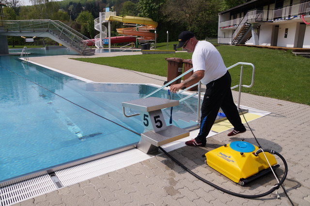 Robert Schippel bei den Vorbereitungsarbeiten mit dem Bodensauger im Wienerwaldbad.