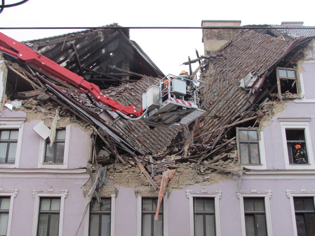 Zwei Stockwerde des Hauses stürzten nach der gewaltigen Druckwelle in sich zusammen | Foto: Gerhard Krause