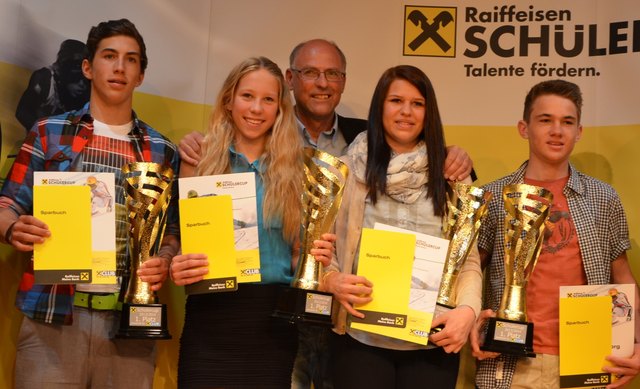 Die vier Sieger Moritz Optenik, Ronja Klinger, Nadine Fest und Georg Steinthaler (v.li.) mit dem Präsidenten des Landesskiverbandes Raimund Berger in der Mitte.