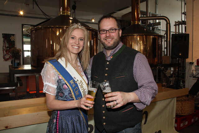 Über viele Biergenießer freuten sich Bierkönigin Nicola und Bierbrauer Reinhold Barta beim Bierfest im Brauhaus Gusswerk.