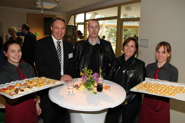 Bürgermeister Josef Schmidl-Haberleitner mit der Fam. Turner die vor kurzem nach Pressbaum zogen, Brötchen gibt es von Bernadett und Melanie von der HLW