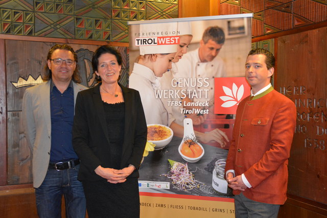 TVB TirolWest Obmann Konrad Geiger mit der TirolWest GF Andrea Weber und Rechtsanwalt und Hausherr des Schrofensteins Christoph Völk.