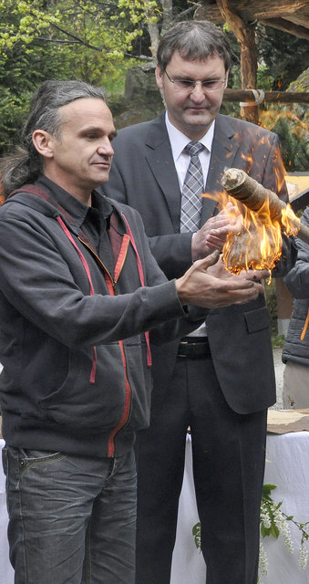 In diesem Jahr werden Thomas Patzleiner, Partner des Ötzi-Dorfes und GF Leonhard Falkner die Fackel zum Entzünden des Saisonsfeuers an LH-Stv. Ingrid Felipe übergeben. | Foto: Ötzi-Dorf