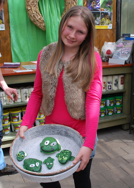 Jaqueline mit einer Auswahl ihrer selbst gebastelten Frösche. | Foto: Foto: ersiBILD