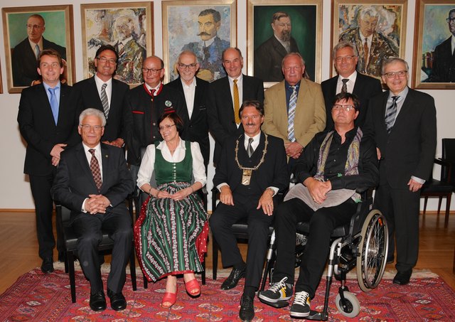 Ehrungen im Rathaus Schwaz – Bernhard Schretter, Eva Walser,  BM Hans Lintner, Kurt Lintner (vorne v. l.); VBM Martin Wex, VBM Michael Kirchmair, Alfred Wallenta, Arno Schneider, Harald Jäger, Werner Zanon, StR Hans Reiter und Josef Bazzanella (v. l.) | Foto: Harald Hintner