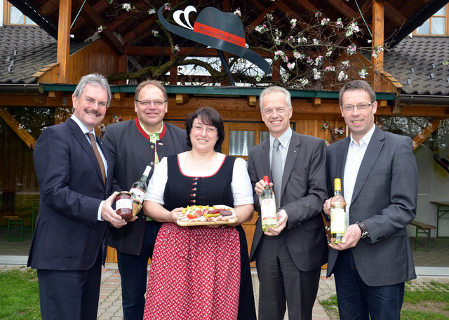 Verkehrslandesrat Karl Wilfing, Christine und Josef Moderbacher (Mostheuriger Moderbacher), NÖVOG Geschäftsführer Gerhard Stindl, Gerhard Hackner (Dienststellenleiter Mariazellerbahn) © NÖVOG/Lengauer