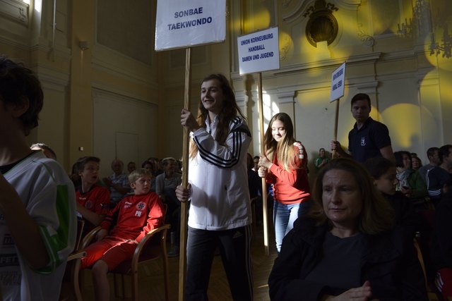 Julia Wöber beim Einmarsch der Vereine.
