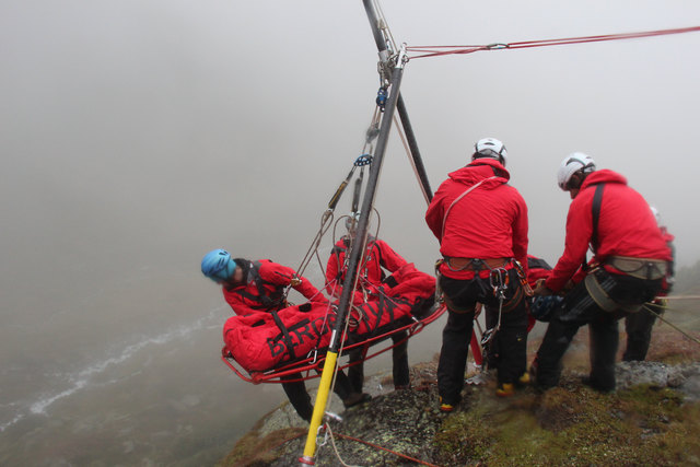 Bergrettungsübung mit dem in Tirol entwickelten Zweibein im Umfeld des Ausbildungszentrums der Bergrettung im Jamtal. | Foto: Peter Veider