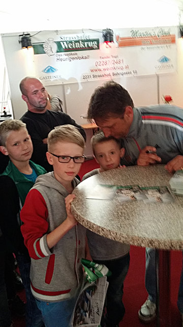 Viele Autogramme musste der Rapid--Trainer geben. | Foto: privat