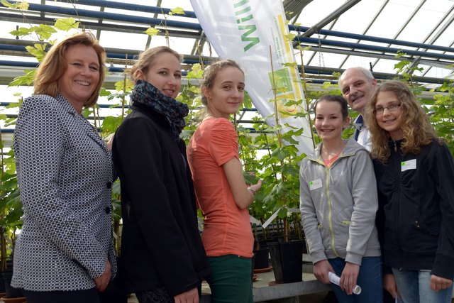 Direktor Reinhard Eder, Karin Böhm (BMLFUW), Schulsprecherin Diana Müller, StR. Maria T. Eder mit Schülerinnen. | Foto: BMLFUW/Bernhard Kern