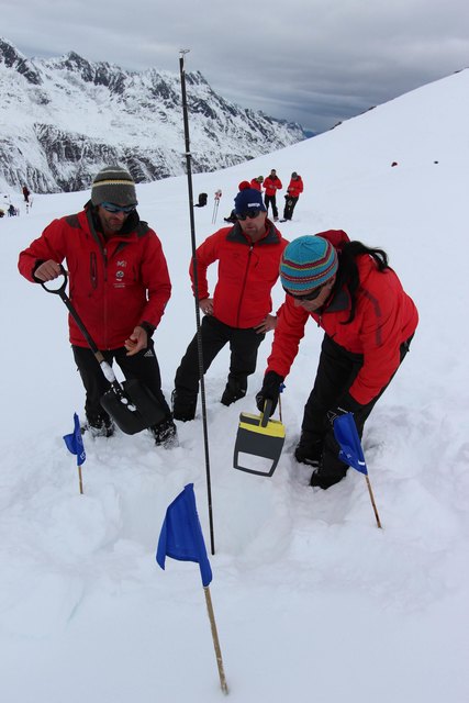 Recco-Suche durch Bergrettungsmitglieder während einer Lawinenübung.
bergrettung4:
Lawinenübung der Bergrettung Tirol. Foto: Peter Veider
bergrettung5:
Vorbereitung für einen Einsatz. Foto: Peter Veider | Foto: Peter Veider