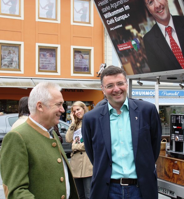 Jörg Leichtfried im Gespräch mit Bgm. Helmut Leitenberger (l.) am Hauptplatz in Leibnitz. | Foto: SPÖ