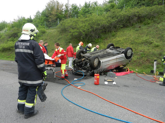 Das Auto der beiden Wiener Mädchen überschlug sich. | Foto: FF Gols