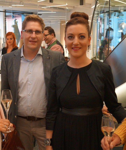 Markus und Azita Dorn begrüßten zahreiche Gäste bei der Shop-Eröffnung.