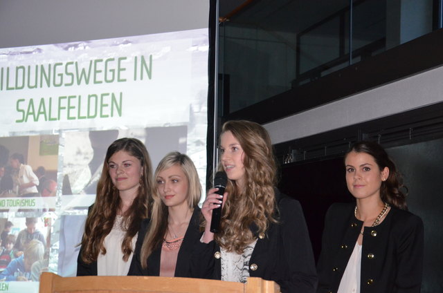 (v.l.) Mara Stöphasius, Simona Keil, Anna Berger und Simone Ralser produzierten im Auftrag der Stadtgemeinde den professionellen Film „Bildungswege in Saalfelden. 
Foto: Robert Kalss