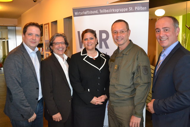 Wirtschaftsbund-Obfrau Maria Wohlmuth und die Wirtschaftsbundmandatare Mario Burger und Peter Krammer konnten Vizebürgermeister Matthias Adl und Militärkommandant Rudolf Striedinger zum Stammtisch begrüßen. | Foto: privat