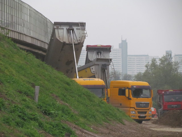Ständiger Betrieb auf der Baustelle für die neue A23 : 25 Lkw pro Stunde sind hier bereits der Normalfall | Foto: Gerhard Krause