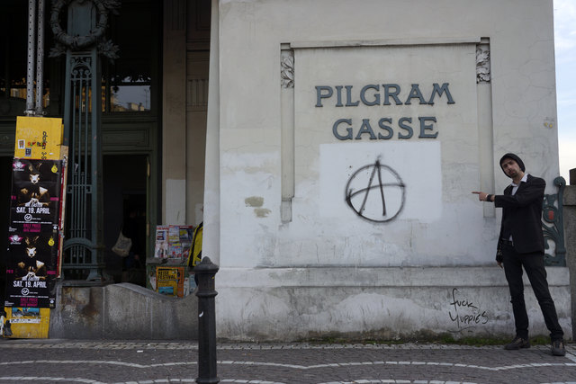 Beschmiert und heruntergekommen: Anrainer Richard Wolff wünscht sich, dass die U4-Station Pilgramgasse saniert wird. | Foto: Foto: Kahla