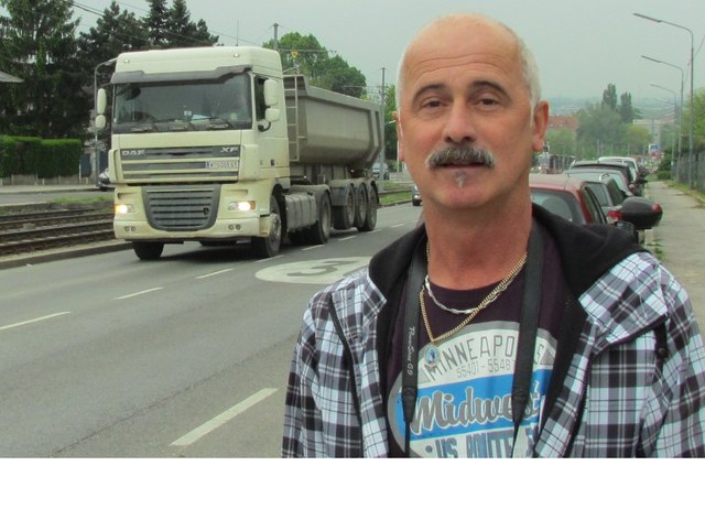 Anrainer Günter Wculek fühlt sich von der ASFINAG  hingehalten: Lkw-Züge donnern weiter durch Siedlung | Foto: Gerhard Krause