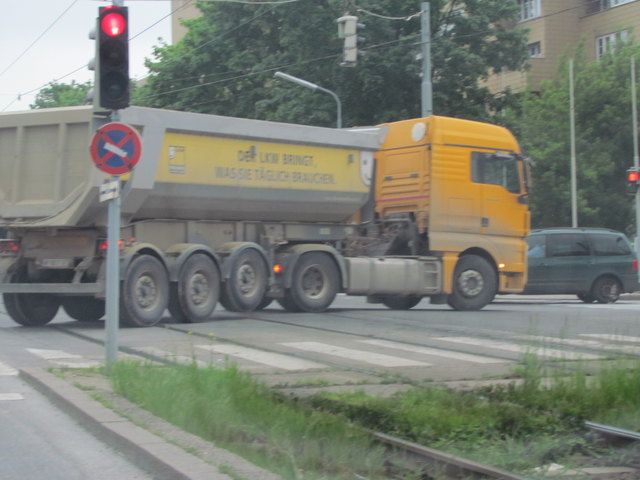 "Der Lkw bringt, was Sie brauchen", wirkt für die lärm- und staubgeplagten Favoritner wie blanker Hohn | Foto: Gerhard Krause