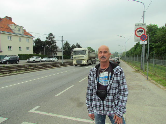 Anrainer Günter Wculek fühlt sich von der ASFINAG  hingehalten: Lkw-Züge donnern weiter durch Siedlung | Foto: Gerhard Krause