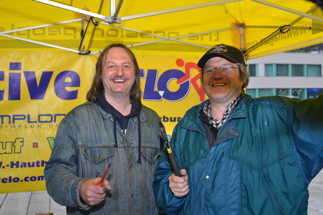 Robert Müller und Georg Ornetsmüller von ,,Velo active" trotzten dem Regenwetter und waren mit Schraubenzieher und Schraubenschlüssel für die Kunden im Einsatz.