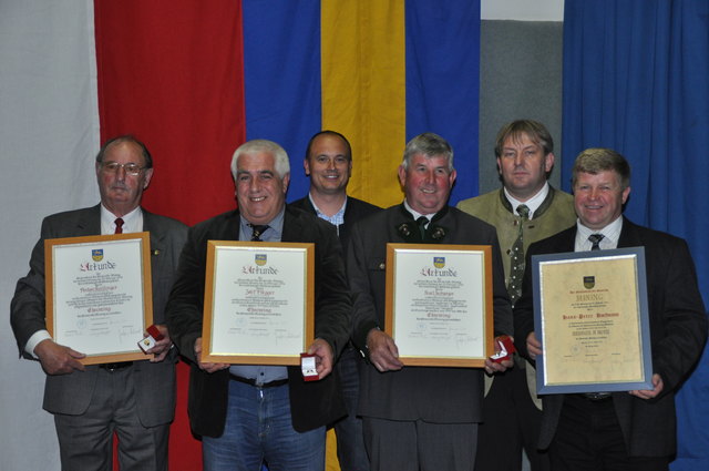 Geehrte Mininger: Anton Kreilinger, Josef Fisegger mit Vizebürgermeister Franz Scherfler, Karl Seeburger, Bürgermeister Günter Hasiweder und Hans-Peter Harfmann.