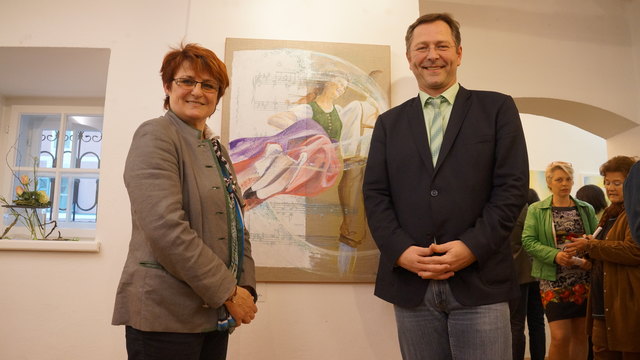 Die Künstlerin Gertraud Wagner bei der Vernissage mit dem Fürstenfelder Kulturreferenten Hermann Großschedl.