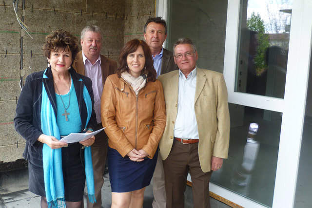 Baustellenbesichtigung: STR Wilma Warmuth, Sozialausschussobmann Rüdiger Nagy, Dir. Martina Springer und Bgm. Konrad Seunig (beide SHV) und Geschäftsführer Herbert Wascher (Gemeinnützige Treibacher Siedlungsges.m.b.H) | Foto: KK