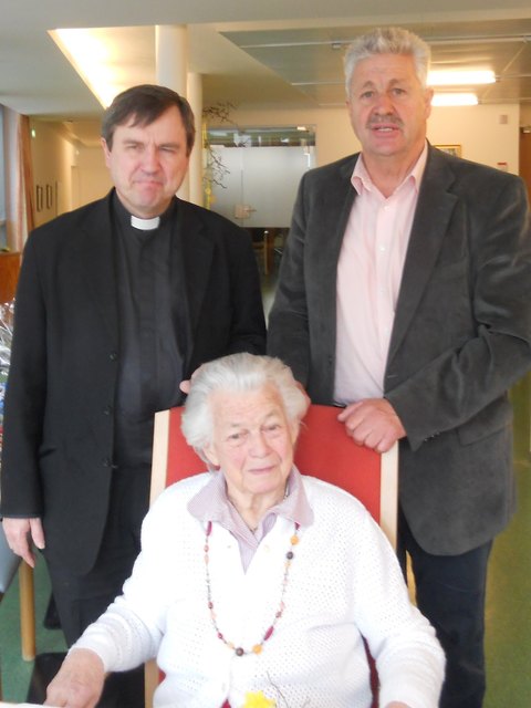 Kirchdorfs Pfarrer Mag. Georg Gerstmayr und Bgm. Ernst Schwaiger gratulierten Maria Anna Fischbacher  im Pflegeheim St. Johann zu ihrem 90. Geburtstag