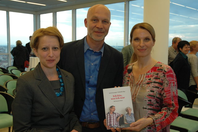 Judith Havasi, Generaldirektor-Stellvertreterin der Wiener Städtischen, Volkshilfe Österreich Bundesgeschäftsführer Erich Fenninger und Barbara Stöckl präsentierten "Ich bin, wer ich war. Mit Demenz leben."