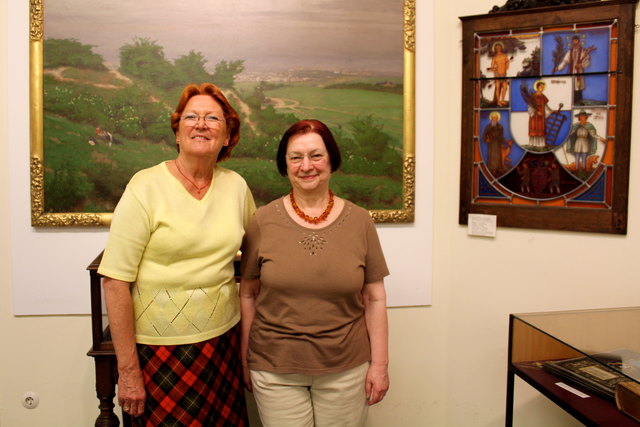 Bezirksmuseumsleiterin Doris Weis (r.) sagt "Danke" zu ihrer langjährigen Archivarin Silvia Gröer.