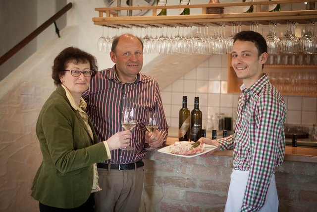 Die Neustifters eröffnen ab 1. Mai ihre „Wein.Küche“ am Weingut und freuen sich auf zahlreiche Gäste. | Foto: Weingut Neustifter