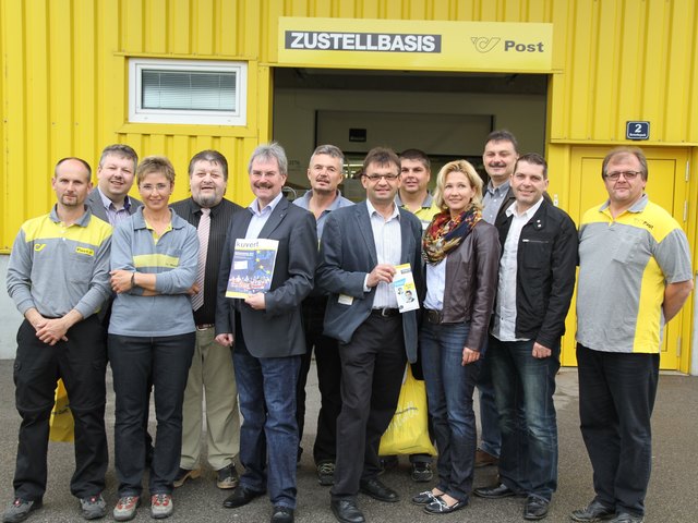 Die Besucher des NÖAAB bei der Post Zustellbasis Poysdorf, LR Karl Wilfing, Thomas Grießl, die Kandidaten Josef Hager, Franz Hammer, Willi Nagl, und Doris Kellner
