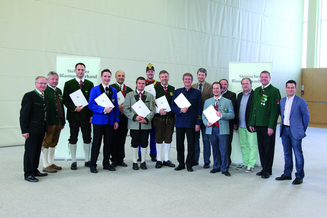 Die Kapellmeister mit der Jury der Konzertwertung und den Ehrengästen der Veranstaltung. | Foto: KK