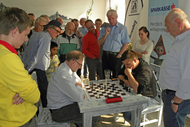 KO'BURG OPEN 2014 - Offene Schachmeisterschaft von Korneuburg in der Holzhittn - Patrick Reinwald vom Schachverein Korneuburg (rechts) gegen den späteren Sieger Johann Pöcksteiner (links)