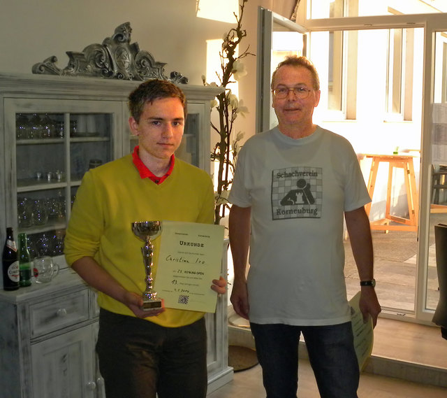 KO'BURG OPEN 2014 - Offene Schachmeisterschaft von Korneuburg - Jugendpreisgewinner Christian Iro (Währinger Schachklub) mit Dieter Seidler (Obmann-Stv. Schachverein Korneuburg) | Foto: PERTL ROMAN