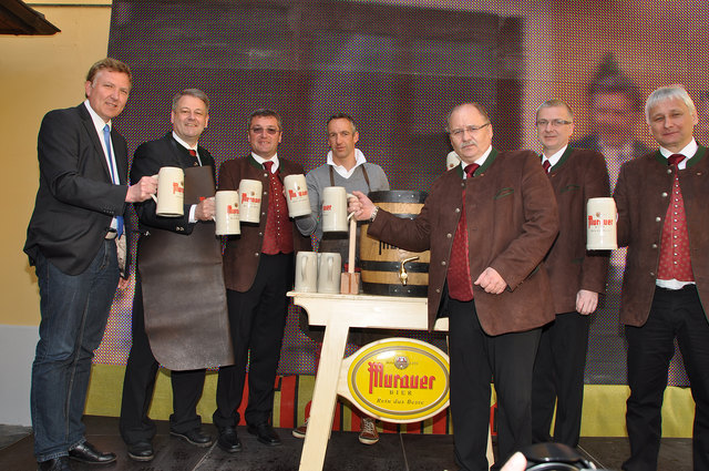 Bürgermeister der Stadt Murau, Thomas Kalcher, Bundesminister Andrä Rupprechter, GF Josef Rieberer,  Medaillengewinner Christoph Sumann, Obmann Johann Lassacher, Braumeister Günter Kecht, Aufsichtsratsvorsitzender Michael Leitner-Fidler. | Foto: Brauerei Murau eGen