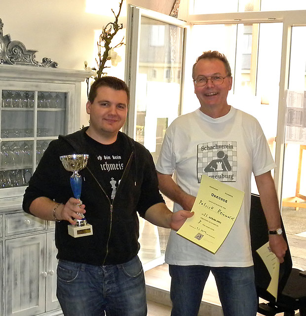 KO'BURG OPEN 2014 - Offene Schachmeisterschaft von Korneuburg - 3. Platz Patrick Reinwald (Schachverein Korneuburg) mit Dieter Seidler (Obmann-Stv. Schachverein Korneuburg) | Foto: PERTL ROMAN