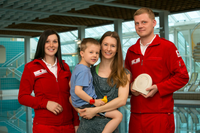 Das mobile ‚Moby Kid‘-System schlägt Alarm, wenn das Kind mit Wasser in Berührung kommt. | Foto: Delfin Wellness